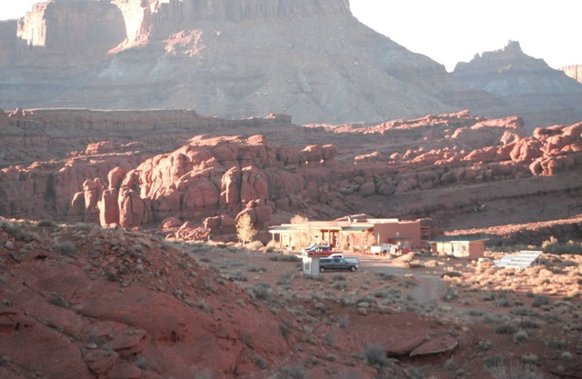 Base Camp Adventure Lodge, rey en el porche delantero