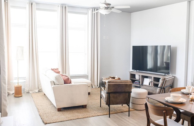 Jennings #208 | Fort Worth | Argest W/KING SIZE BED