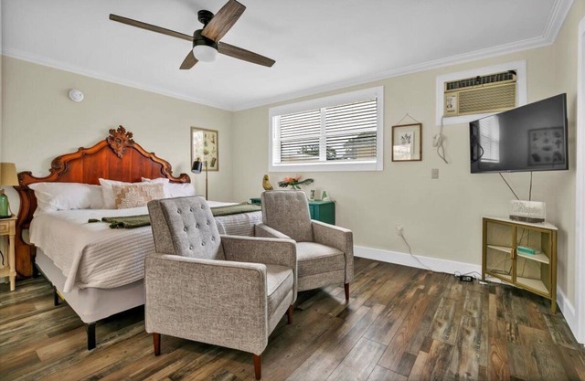 King Studio | Harbor Charm & Fast Wi-Fi