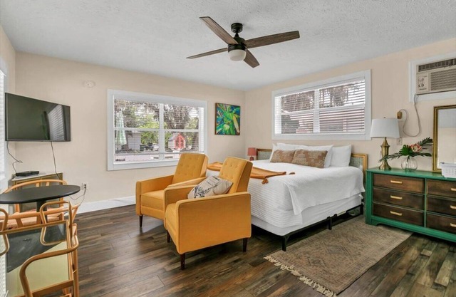 King Suite 101:Retro King Suite w/ Kitchenette