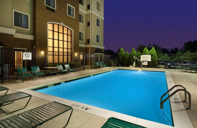 Cerca del aeropuerto BWI de Baltimore | Desayuno gratuito + piscina al aire libre + bañera de hidromasaje