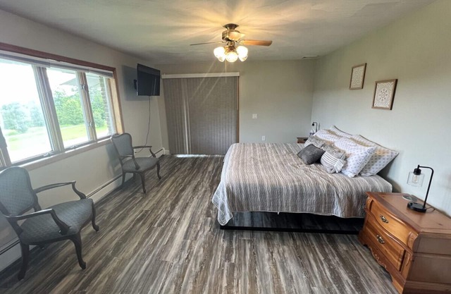 King Suite w/ Soaking Tub + Game Room + Firepit