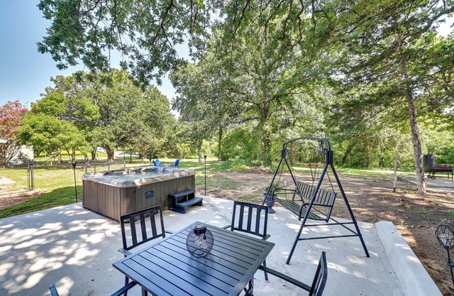 Kingston Vacation Rental w/ Private Hot Tub!