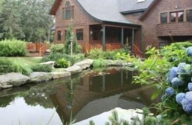 Kismet Casa aislada de estilo de teja con piscina, estanque Koi