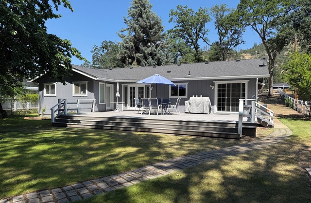 Rafting Paradise! Klamath River-front Retreat in Breathtaking Copco Valley