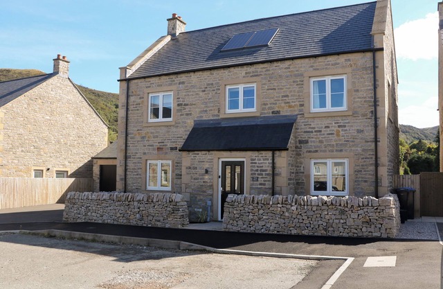 KNOLL VIEW, family friendly, with a garden in Bradwell