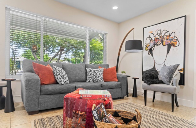 Koko Chateau - 2 BRs/ 1 BA charming house with lots of private outdoor space.