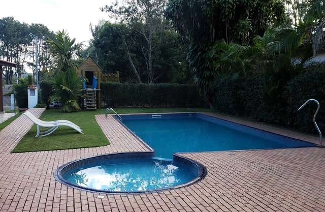 Hermosa casa con piscina y casa en el árbol a orillas de la presa de Guarapiranga