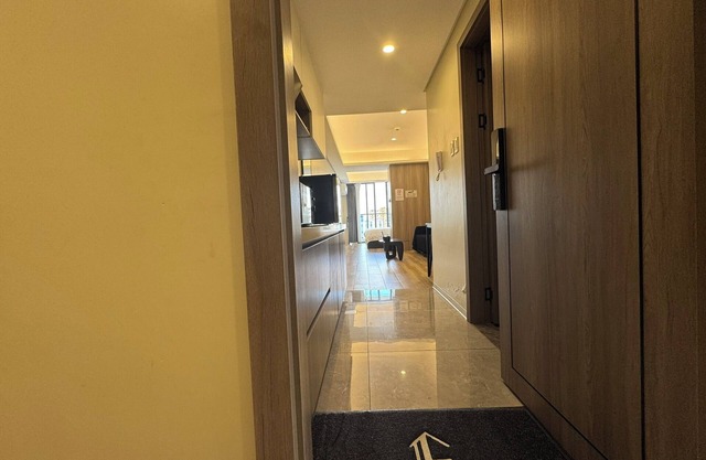 L.CONDOTEL | Private Suite w/ Balcony, TV & Fridge – Near MOA & Airport