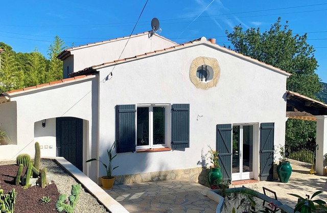 The green oasis: breathtaking sea views, swimming pool, privacy in Villa Liliana