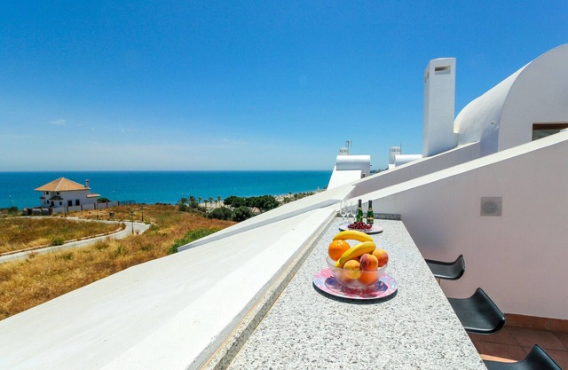 La Cala townhouse, beach 400 m, roof terrace, BBQ