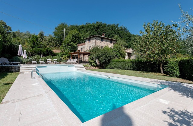 Elegante casa de campo toscana con piscina en cascada, a 15 minutos de Lucca