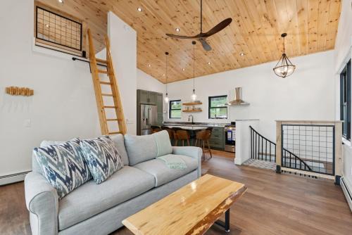 La Casita Little Sebago Lake with hot tub!