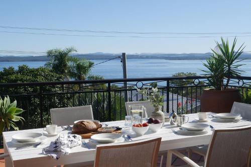 La Cima, 31 Wallawa Road - premium property with stunning views, Wi-Fi, Air Conditioning, Linen and Bed Making Supplied