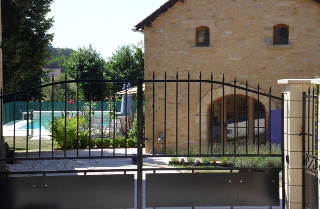 La Grange Mirabelle es un hermoso granero de piedra convertido de 3 dormitorios Nr Sarlat
