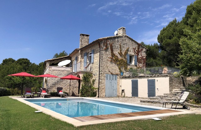 LA JAUMIERE en Murs, tranquila con fantásticas vistas y piscina