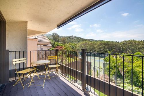 La Jolla Hillside Views and Coastal Comfort