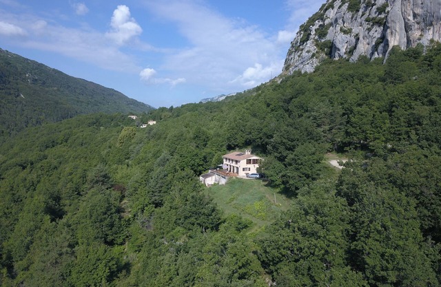 Casa provenzal de campo con hermosas vistas al valle del lobo