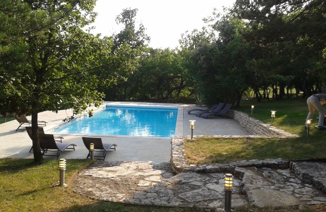 Casa de piedra renovada con el encanto típico de la Provenza, piscina privada