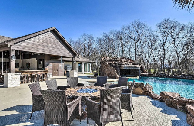 La Porte House w/ Grotto Pool on 5 Acres!