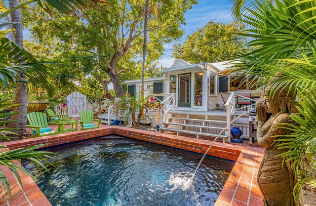 "LA PUERTA ROSA" ~ ¡Encantadora casa de 2 habitaciones / 1 baño en el casco antiguo de Key West!