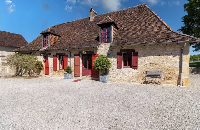 La Sautie – Casa de encanto con piscina climatizada y pista de tenis privada, cerca de Lascaux