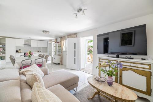 LA VILLA DES FLEURS en duplex avec jardin et piscine