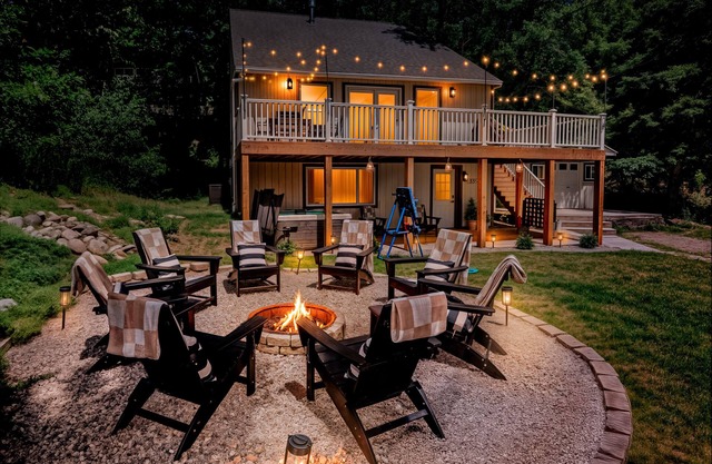 Cozy getaway, family FUN! 4 Private Bedrooms, Hot Tub, Game room