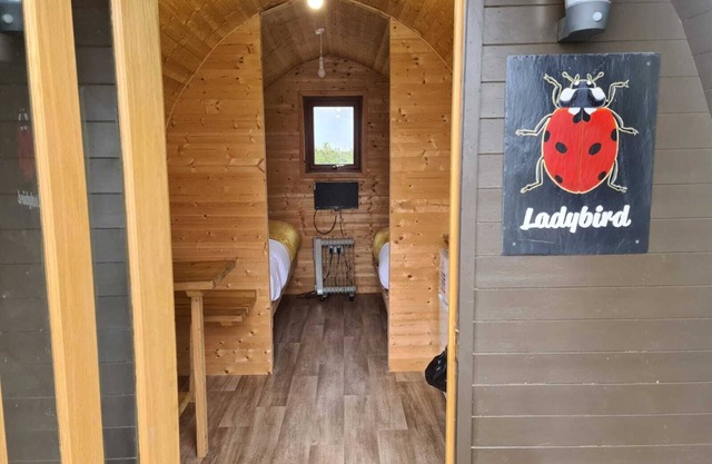 Cabaña-Básico-Communal washrooms-Vista al Lago-Lady Bird Pod