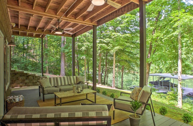 Tims estilo centro turístico Ford Lake Home - ¡Pasos para atracar!