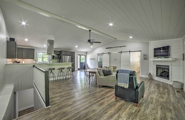 ¡NUEVO! Lake Barkley Home w / Sunroom, cubierta, muelle del barco!
