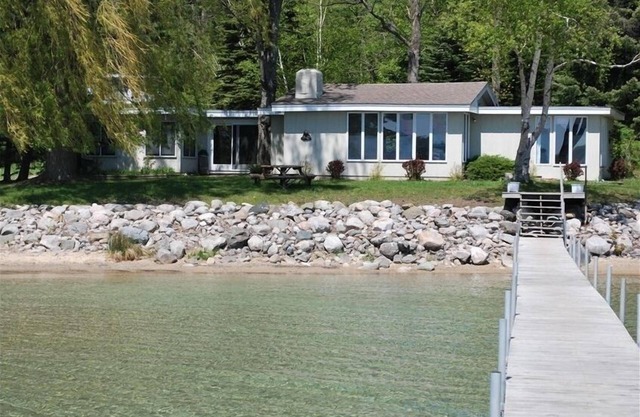Lake Front Cottage en la costa norte del lago Charlevoix