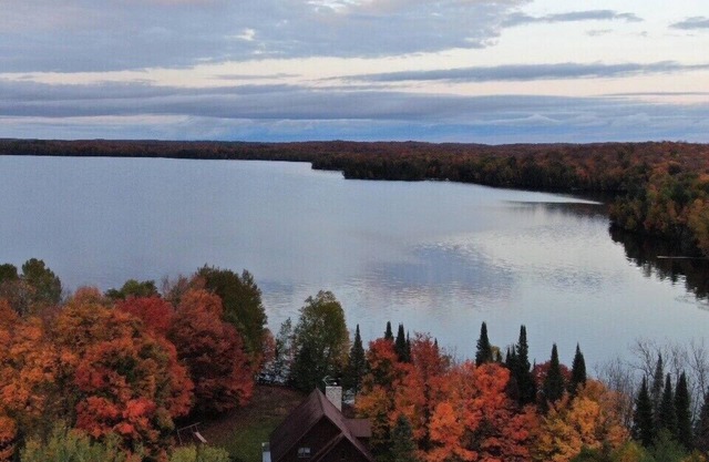 Hermosa casa para motos de nieve y paseos en bote en Presque Isle Lake