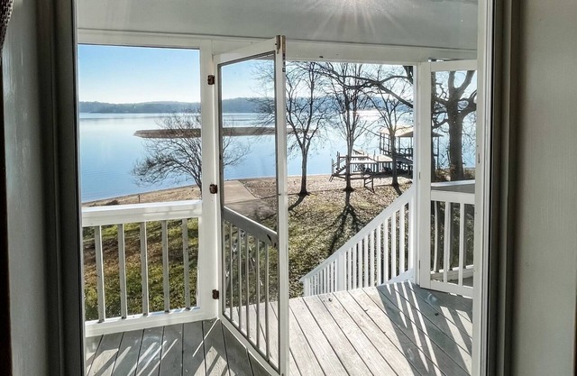 CASA FRENTE AL LAGO! Duerme 12. Bonus room con literas, ping pong y playstation.