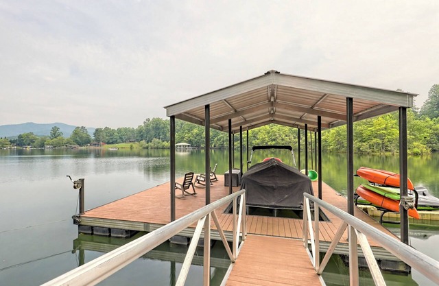 Lake Front, Newly Remodeled, Hot Tub, Fire Pit, Kids Playhouse, Pet Friendly!