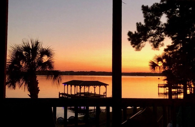 Lake Front Lodge con grandes vistas al agua y al atardecer