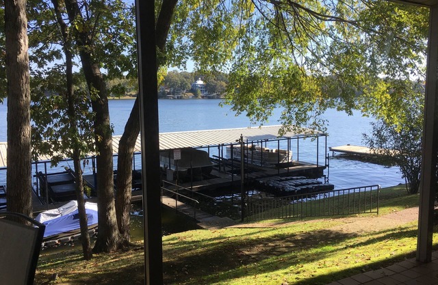 Condominio del canal principal de Lake Hamilton - Fantástica vista al lago con puesto cubierto para botes