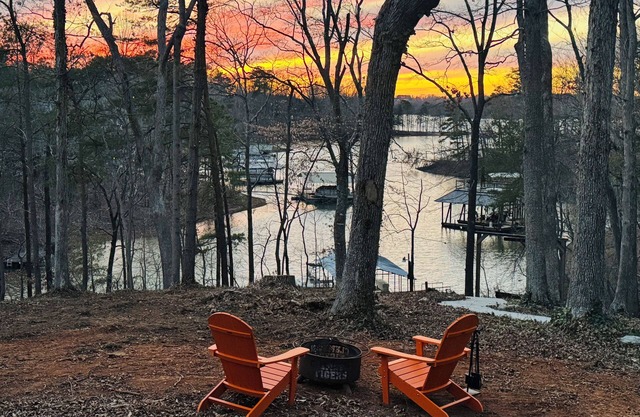 Lake Hartwell Waterfront w/Dock, Waterfall, Gameroom, Firepit, Pets, Fenced Yard