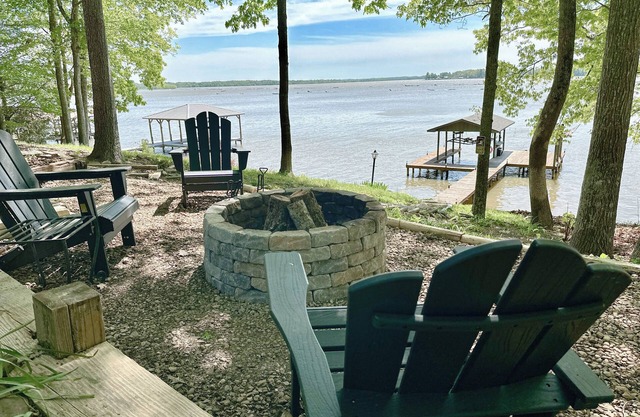 Lake House Cabin 3BR/2BA Sleeps 6 Water Front With Private Boat Dock for Fishing
