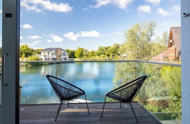 Lake House: Luxury Cotswolds Stay with a Hot Tub