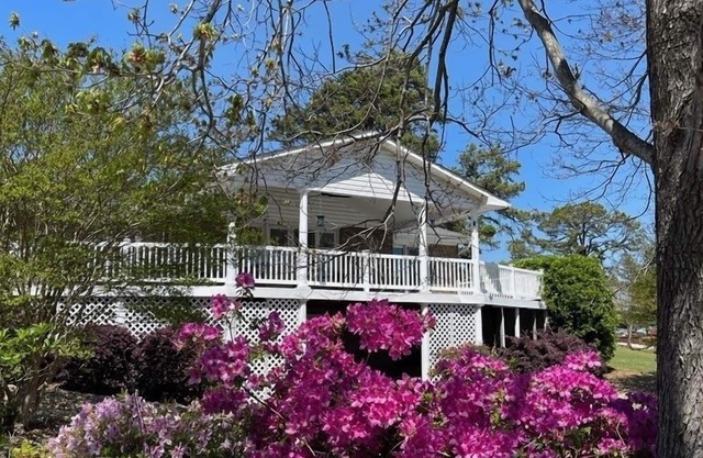 Casa frente al lago con muelle, rampa para botes y piscina. A minutos del centro de Clemson.