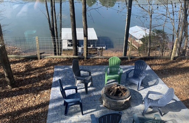 Lake Life 4 Bedroom, 3 Bath, Sleeps 12.