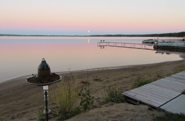 Linda casa de campo de 3 habitaciones en todos los deportes en el Lago Missaukee, esperando a tu familia.