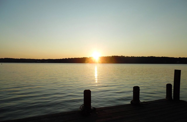 Lake Tillery: hermosos amaneceres, gran porche con mosquitero y casa recientemente renovada