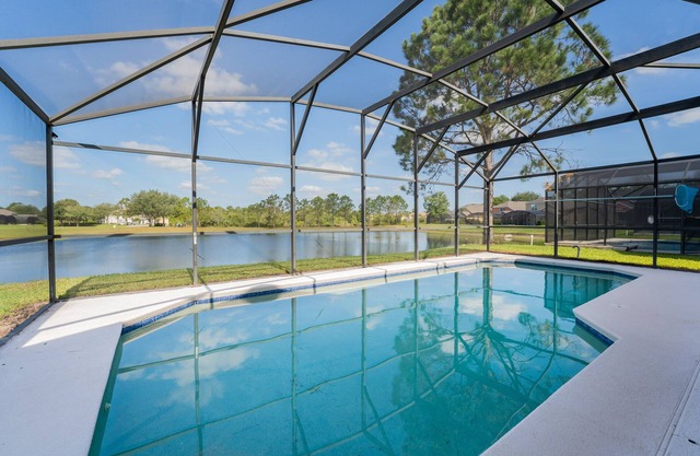de una sola planta de 4 dormitorios, 2. 5 baños con piscina privada y vistas al lago