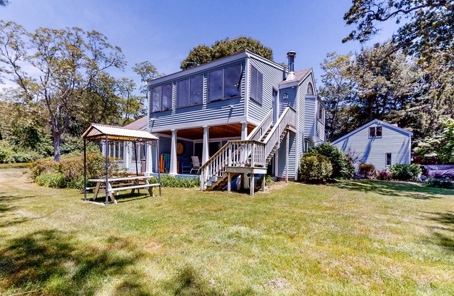 Lake-view home across from private beaches with high-speed WiFi & washer/dryer