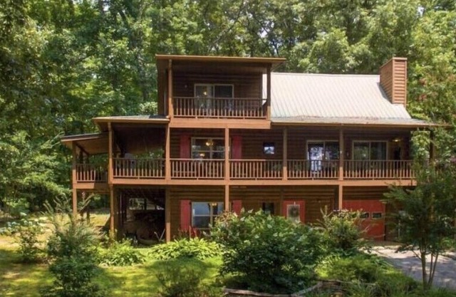Lake View House with Hot tub