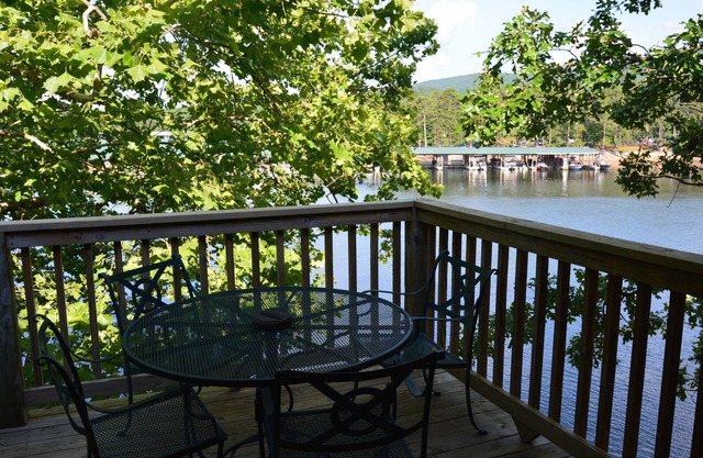 Lake view two bedroom, two bath log-sided, luxury Harbor North loft cottage with hot tub overlooking Lake Ouachita. by RedAwning