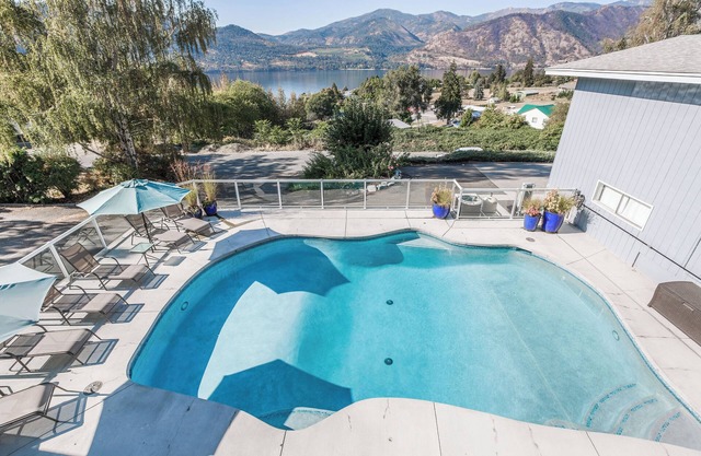 Lake Chelan View Home con amplia terraza con vista, piscina privada y jacuzzi. Mascota amigable
