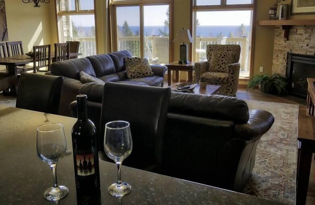 Lake Views Throughout, Come for Waterfall Season!